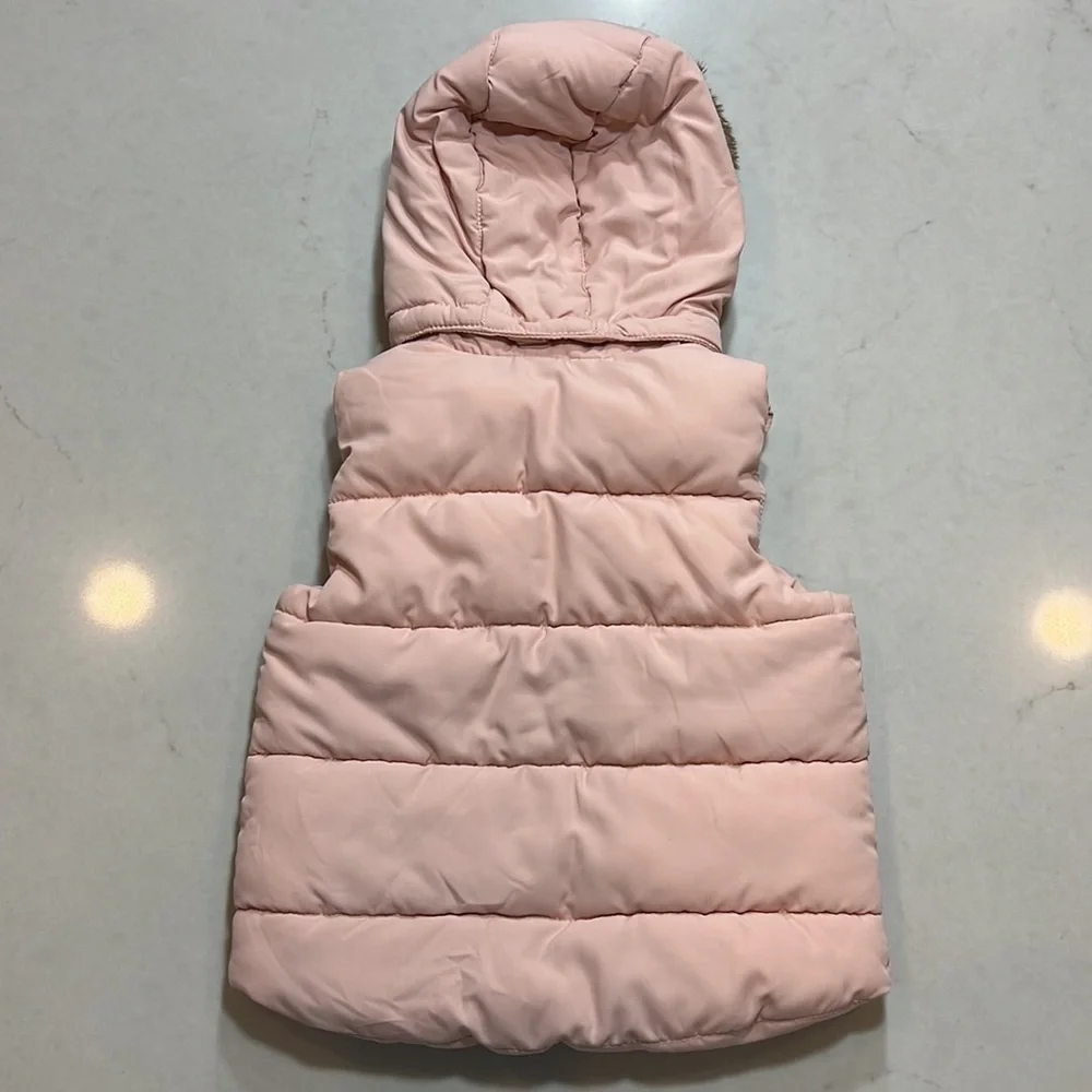 H&M puffer vest with faux fur, like new, size 1 1/2- 2 years.
